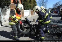 Motocykl začal po střetu s autem v Počernicích hořet: Záchranka odvezla chlapce (7)