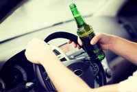 Opilci za volantem: Jeden vypil 30 piv, druhý usnul v nastartovaném autě