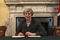 Britská premiérka Mayová chce předčasné volby. Parlament nedrží pohromadě