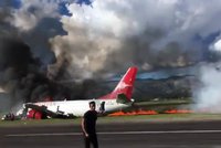 Boeing se 141 lidmi zachvátily plameny. „Letadlo se nezastavitelně řítilo“