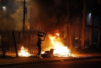 Demonstranti zapálili parlament. Protesty v Paraguayi přerostly v násilí