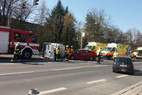 Vážná dopravní nehoda ve Vysočanech: Dodávka skončila na boku
