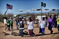Indiánský kmen bojuje proti Trumpově zdi. Na protest zpívá a tančí