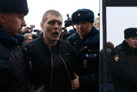V Moskvě zatkli na 30 demonstrantů. Rudé náměstí hlídají detektory kovu