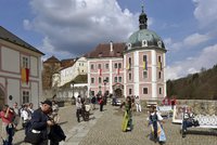 V Bečově zazněla rána z kanónu: Na zámku přivítali miliontého návštěvníka