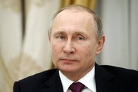 Putin odmítl, že by Rusko ovlivňovalo volby v USA. Vinu svedl na hackery