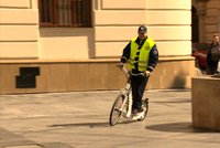 Jako malé děti: Bratislavská policie jezdí na koloběžkách