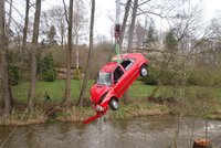 Felicie skončila v potoce: Řidiči na břeh pomohli svědci, auto tahali z vody hasiči!