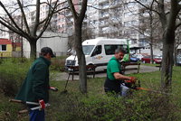 Jarní úklid v Praze 11: Jižní Město čistí po zimě chodníky a kácí stromy