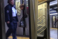 Šokující video: Žena se zasekla hlavou ve dveřích metra, neuvěříte, jaká byla reakce kolemjdoucích
