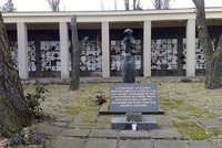Pohřebiště hrdinů ve Strašnicích čekají změny: Opraví sochu a vysadí nové stromy