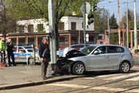 Zdrogovaný řidič (28) ujížděl Prahou 3 před policií. Pak narazil do sloupu