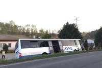 U Slaného sjel autobus ze silnice: Pět zraněných