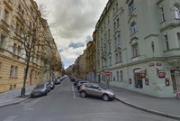 Mánesovu ulici na Vinohradech třikrát uzavřou. Pracuje tu jeřáb