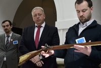 Vláda rozhodla: Česko bude žalovat směrnici EU o omezení zbraní