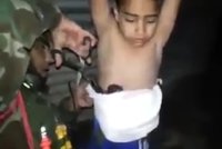 Islamisté připevnili pás s výbušninou na malého chlapce (7), ukazuje video