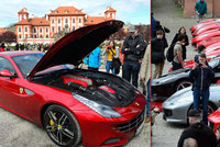 Luxus za 370 milionů: Prahou projelo 35 vozů Ferrari