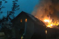 Rodinný dům v Podlažicích lehl popelem! Škoda je půl milionu korun