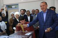 Erdogan jako neomezený vládce země? Turci hlasují o změně politického systému