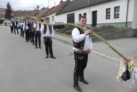 Velikonoční pondělí v Němčičkách stálo za to: Mladíci upletli 17 metrů dlouhého proutěného hada!