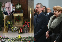 Pohřeb Jiřího Ornesta (†70): Loučila se plejáda hvězd! Vdova Kolářová odmítla kondolence