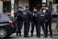 Přísně střežený víkend ve Francii: Volby hlídá armáda a 50 tisíc policistů