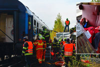 5 mrtvých a desítky zraněných po srážce vlaku s autobusem. V Praze cvičili zásah u nehody
