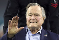 Exprezident George Bush skončil v nemocnici. Bojuje se zápalem plic