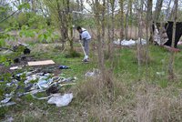 Dobrovolníci uklidili Rohanský ostrov. Leželo tam šest kontejnerů odpadu