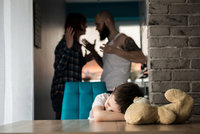 Neviditelné oběti koronaviru: V Česku během pandemie bují domácí násilí, trpí i děti