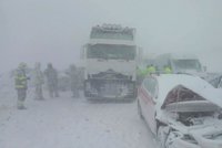 Sněhová bouře způsobila hromadnou nehodu na D1: U Popradu se srazilo na 40 aut!