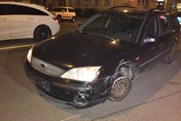 Opilý řidič (23) naboural dvě auta a ujížděl Prahou. Zastavila ho utržená guma