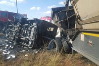 Minibus se střetl s náklaďákem a začal hořet: Zahynulo 20 školáků