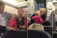 Další skandál v letadle! Maminku s dítětem v náručí uhodil a vyvedl stevard