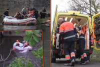 Dramatické video hasičů: Žena skočila z mostu, bezvládnou ji lovili z řeky