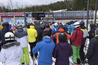Na Klínovec a Praděd vyrazily o víkendu stovky lyžařů. Vlekaři: To nepamatujeme