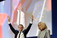 Favorit francouzských voleb Macron: O 25 let starší učitelku odvedl od tří dětí