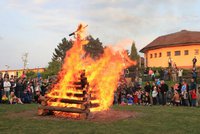 Čarodějnice v Praze budou: Město povolilo pálení pod dohledem hasičů