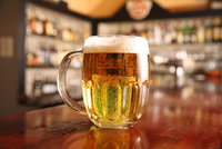 »Má to pod míru«, žaloval zákazník na číšníka a vypil rovnou šest piv