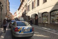 Těžké střelné poranění v centru Prahy. Muž se postřelil, když vstával ze židle