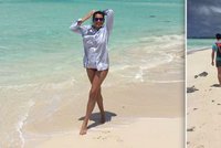 Alena Šeredová v exotickém ráji: Po pláži běhala v milencově košili