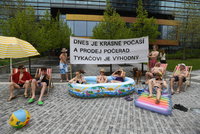 Lidé protestovali před budovou ČEZu: Na sobě měli jen plavky a žabky