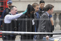 Poplach u parlamentu: Britové zastavili ozbrojeného muže, policie zavřela okolí