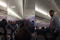 Další skandál aerolinek: Muže vyhodili z letadla, protože použil moc brzy WC