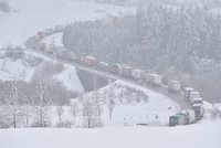 Povodně a sněhová kalamita ONLINE: Tisíce lidí jsou bez proudu, je stav ohrožení