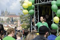 Desítky studentů slaví v pražských ulicích Majáles: Kdo se stane králem?