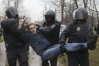 „Máme tě dost.“ Proti Putinovi protestovaly stovky lidí, přes 40 jich bylo zatčeno