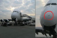 Letadlo Emirates zasáhl blesk: Poškozené přistálo v Praze