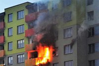 Hasiči ve Vsetíně evakuovali desítky lidí: Hořely byty v paneláku