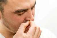 Šťourání v nose je vysoce nebezpečné, varuje lékař. Zmínil krev i stafylokoka